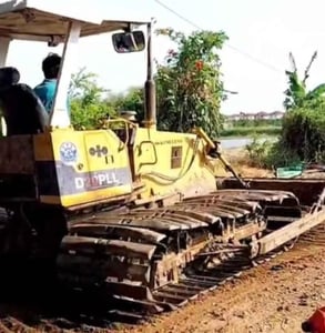 รถแทรกเตอร์ komatsu D20pll-7เลี้ยวข้าง ใบตีนเป็ด 1ม. ใช้งานดี ราคา299,000