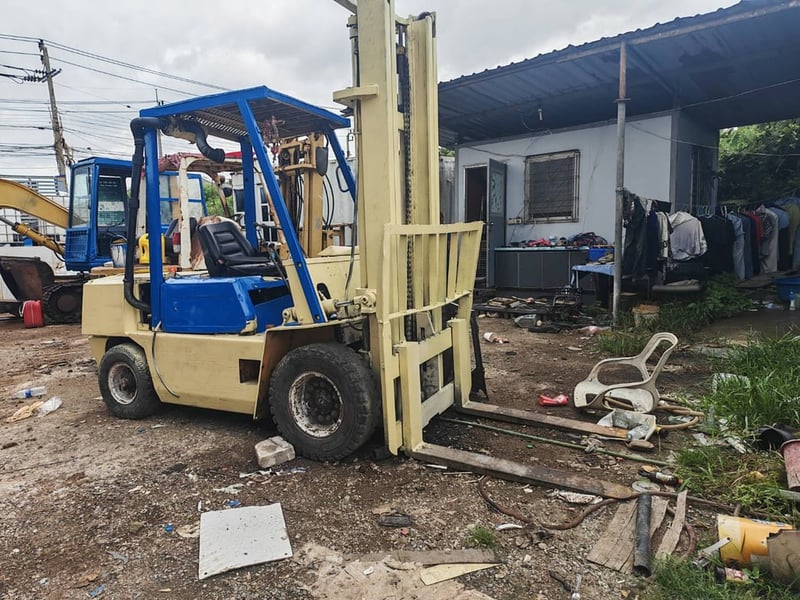 ขายรถโฟคลิป komatsu 3ton ยกสูง4ม. ใช้งานดี ใบซื้อขาย ราคา95,000 ขายรถโฟคลิป komatsu 3ton ยกสูง4ม. ใช้งานดี ใบซื้อขาย ราคา95,000