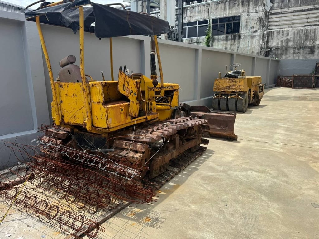 รถบด4ตัน+แทรกเตอร์ komatsu d20p-5ใบมีดสไล้ ขายรวม2คัน189 000