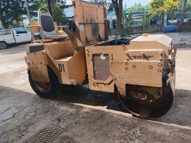 ขายรถบดหน้าเหล็กหลังยาง4ตันsakai ใช้งานดี ใบซื้อขาย ราคา199,000