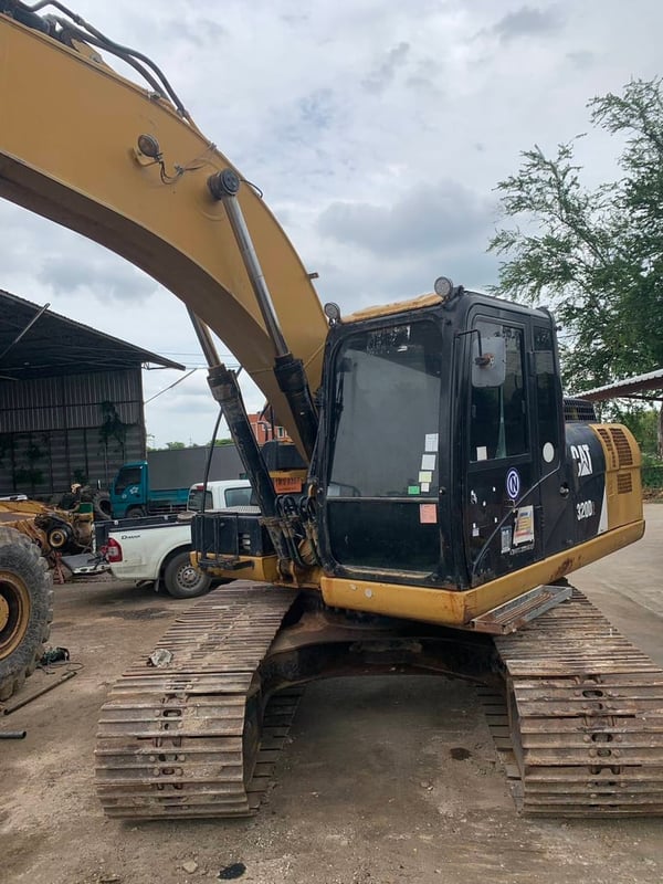 ขายรถแม็คโครCAT 320D2 ใช้งานได้ดี มีเล่มทะเบียน ราคา9.5แสน
