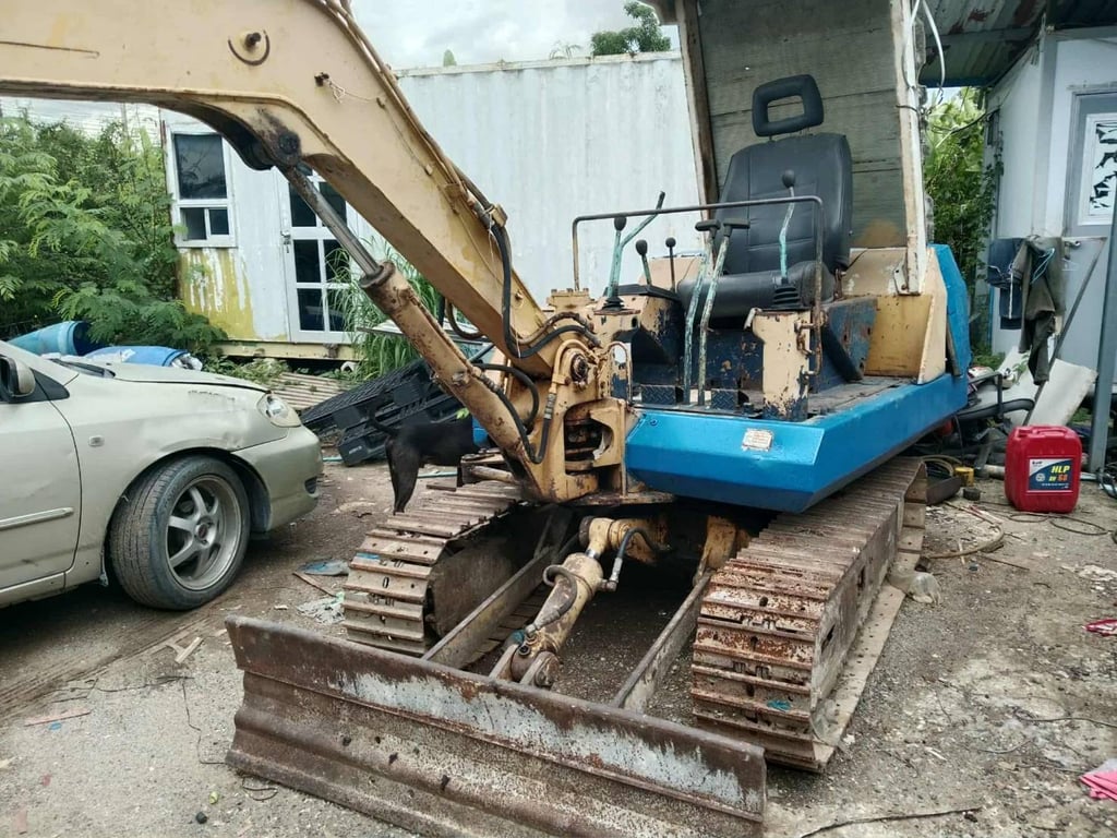 ขายรถแม็คโครkomatsu pc20-5ใช้งานดี ใบซื้อvาย ราคาถูกดี1.2แสน