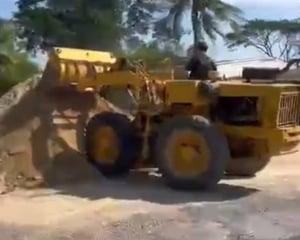 ขายรถตักล้อยางkomatsu jh30ใบซื้อขาย ใช้งานดี ราถูก 1 5แสน