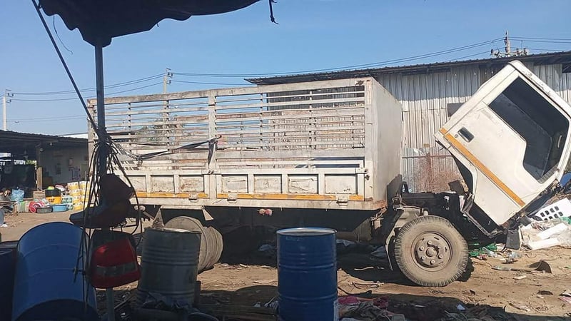 ขายรถ6ล้อดั้มmitsubishi 110แรง มีทะเบียน ใช้งานดี ราคาถูกดี129,000