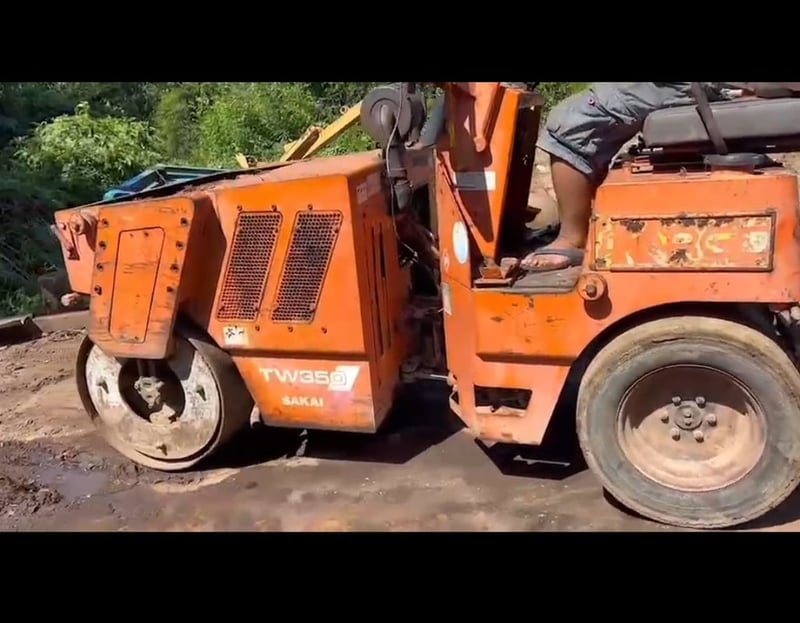 ขายรถบดsakai tw350  ใช้งานปกติ ใบซื้อขาย ราคา285,000