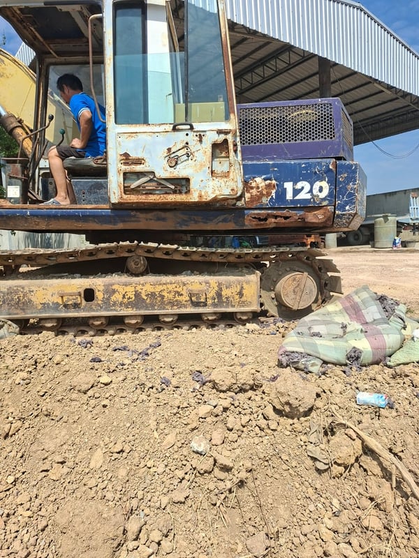 รถแม็คโครkomatsu pc120-3ใช้งานดี ใบซื้อvาย ราคา2.2แสน