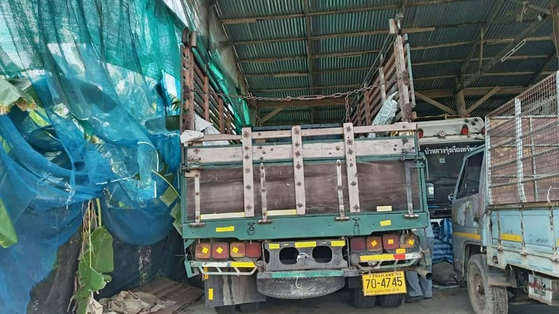 รถ10ล้อคอกไม้Hino f18 ho7c 180แรง ใช้งานดี มีทะเบียนทราคา 2.3แสน รถ10ล้อคอกไม้Hino f18 ho7c 180แรง ใช้งานดี มีทะเบียนทราคา 2.3แสน