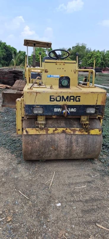 ขายรวม2คันรถแทรกเตอร์komatsu D20p-6 รถบด4ตันbomag ใช้งานดี ใบซื้อขายราคา3.6แสน 