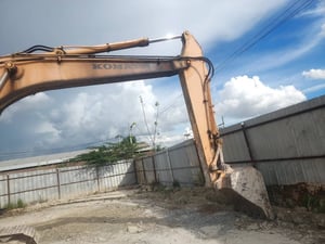 ขายรถแม็คโครkomatsu pc200-5 รวมหัวเจาะ ใช้งานดี  ใบซื้อvาย ราคา3.7แสน