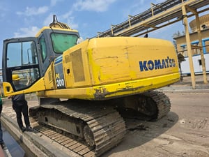 ขายรถแม็คโครkomatsu pc200-7ใช้งานดี มีทะเบียน ราราถูกเรๆ470,000