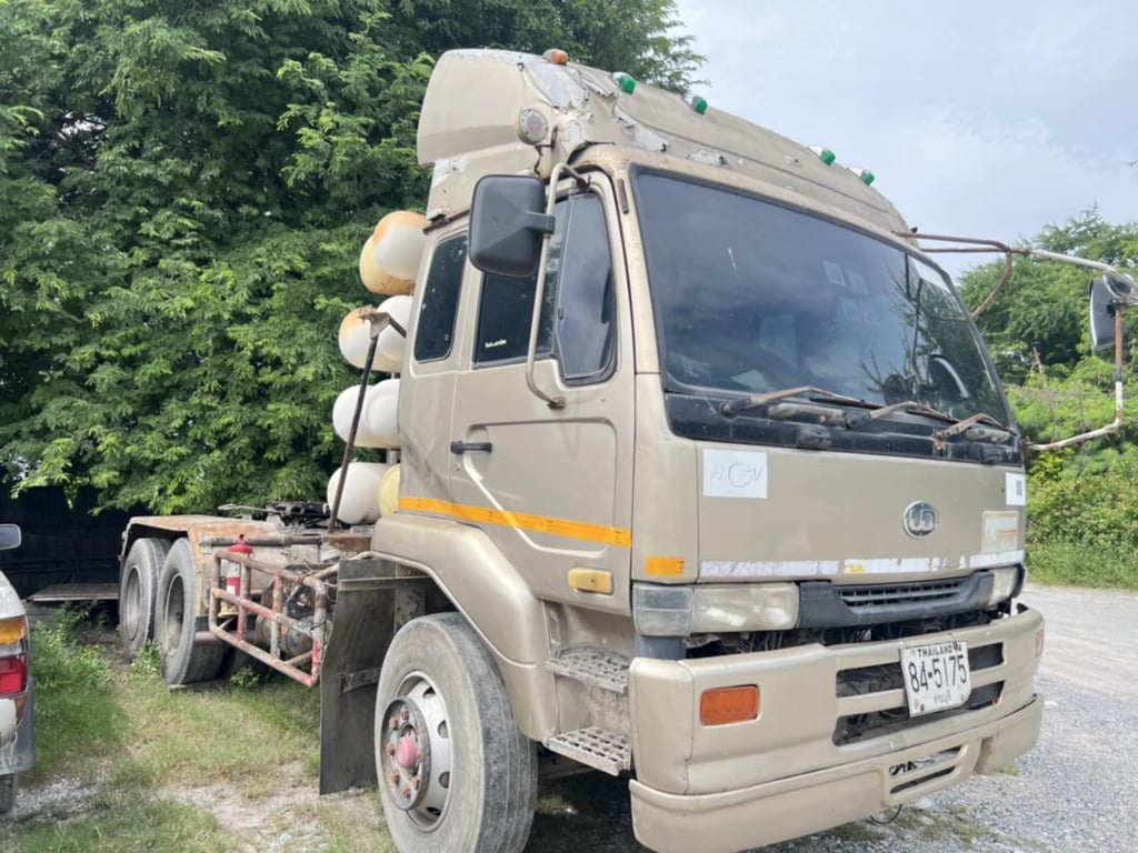 รถหัวลากnissan2หัวลาก+1หางใช้งานได้ปกติ มีทะเบียนราคา4.5แสน