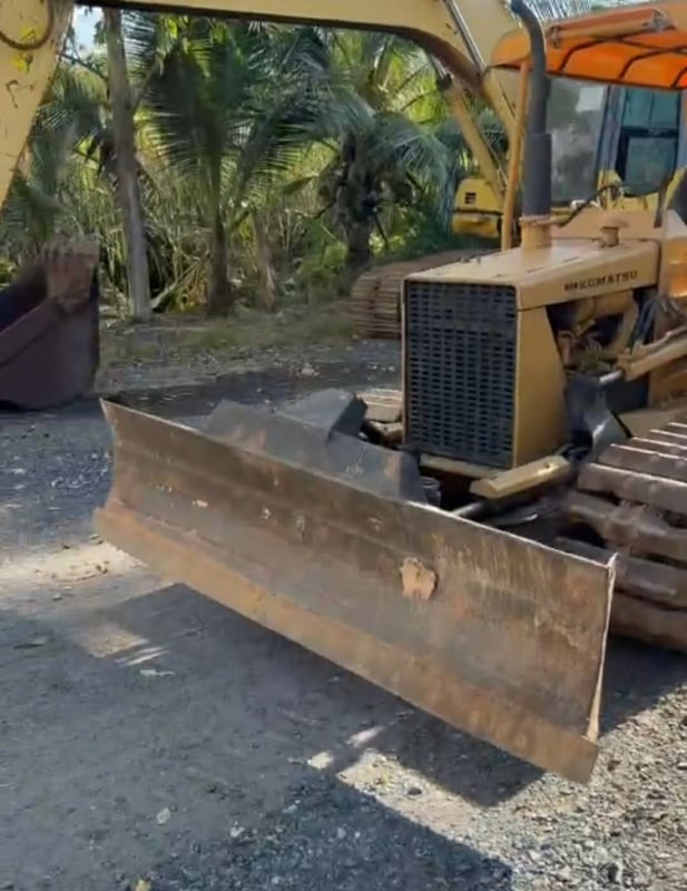 รถแทรกเตอร์komatsu D20p-5ตีนเป็ด ใบมีดสไล้  ใช้งานดีราคา165,000