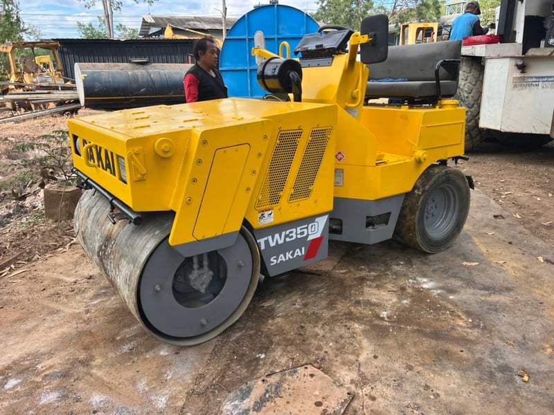 รถบดล้อกน้าเหล็ดหลังยางsakai tw350 ใช้งานดี ใบซื้อvาย ราคา2.8แสน