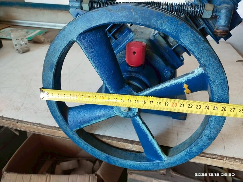 หัวปั๊มลม HERO  VH-51  สองลูกสูบ ลมอัดดี สภาพสวย ราคา 2,000 บาทไม่รวมส่ง