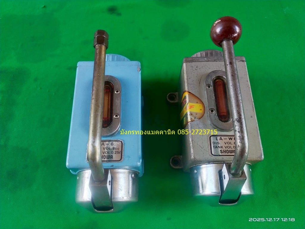 ปั๊มน้ำมันหล่อลื่นแบบมือโยก ยี่ห้อ SHOWA รุ่น LA6 ขนาดกระป๋อง 0.25 ลิตร มีช่องมองระดับน้ำมัน กระป๋องอลูมิเนียมหนา แข็งแรง ปั๊มโยกยังใช้งานได้ปกติ ไม่มีท่อต่อออกมาด้านนอก ตัวละ 450 บาทไม่รวมส่ง มี 2 ตัว ปั๊มน้ำมันหล่อลื่นแบบมือโยก ยี่ห้อ SHOWA รุ่น LA6 ขนาดกระป๋อง 0.25 ลิตร มีช่องมองระดับน้ำมัน กระป๋องอลูมิเนียมหนา แข็งแรง ปั๊มโยกยังใช้งานได้ปกติ ไม่มีท่อต่อออกมาด้านนอก ตัวละ 450 บาทไม่รวมส่ง มี 2 ตัว