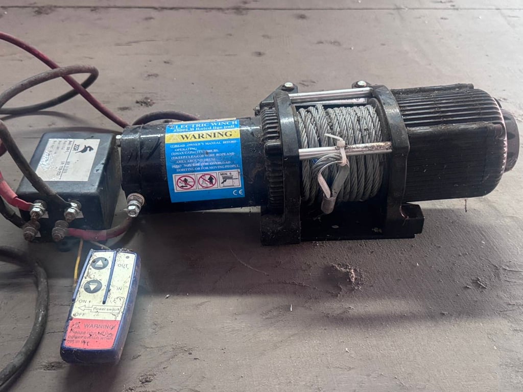 รอกไฟดีซี 12V  รุ่น 3500-S ขนาด 1.5 แรง รับน้ำหนักได้ 1.5 ตัน  สภาพดี ใช้งานได้ปกติ  ราคา 3,500 บาทไม่รวมส่ง