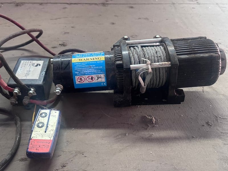 รอกไฟดีซี 12V  รุ่น 3500-S ขนาด 1.5 แรง รับน้ำหนักได้ 1.5 ตัน  สภาพดี ใช้งานได้ปกติ  ราคา 3,500 บาทไม่รวมส่ง