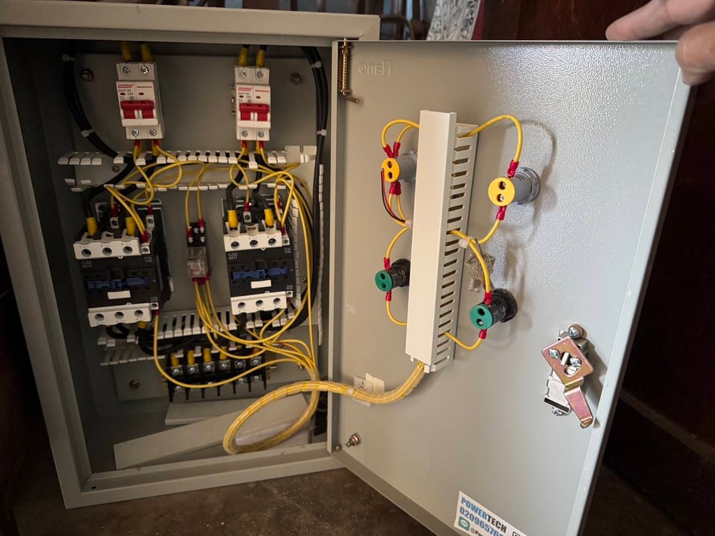 ตู้คอนโทรล มีอุปกรณ์ตามภาพ ของใหม่  ยังไม่ได้ใช้งาน 3,500 บาทไม่รวมส่ง