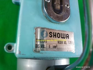 ปั๊มน้ำมันหล่อลื่นแบบมือโยก ยี่ห้อ SHOWA  รุ่น LA6  ขนาดกระป๋อง 0.25 ลิตร  มีช่องมองระดับน้ำมัน  กระป๋องอลูมิเนียมหนา แข็งแรง ปั๊มโยกยังใช้งานได้ปกติ ตัวละ 500 บาทไม่รวมส่ง มี 3 ตัว