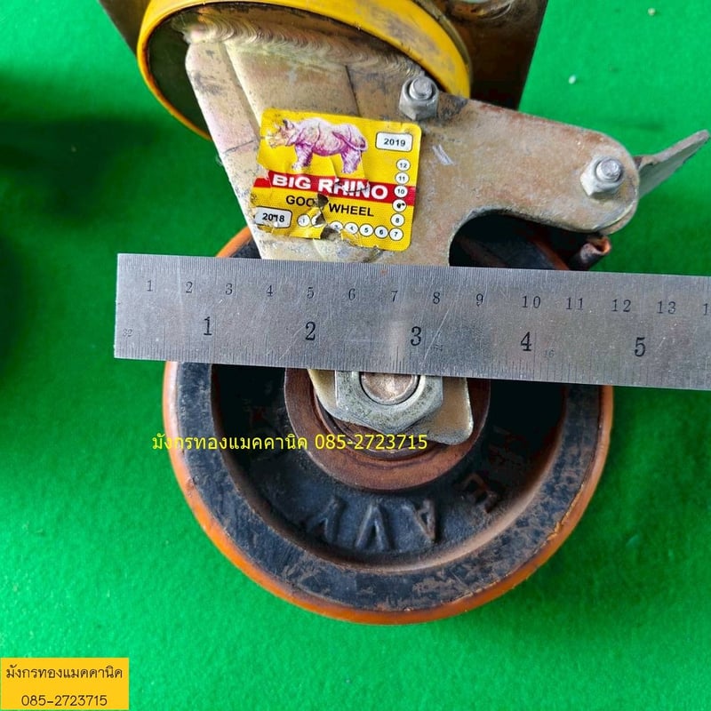 ลูกล้อโพลียูรีเทน ขนาด 5 นิ้ว ล้อหมุนมีเบรก 2 ล้อ โครงล้อหนามาก แข็งแรง รับน้ำหนักได้ดี ยางยังสภาพดี มีรอยการใช้งาน ล้อคนละรุ่น ความสูงล้อต่างกันบ้าง ชุดละ 850 บาทไม่รวมส่ง มี 1 ชุด