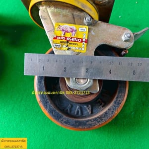 ลูกล้อโพลียูรีเทน ขนาด 5 นิ้ว ล้อหมุนมีเบรก 2 ล้อ โครงล้อหนามาก แข็งแรง รับน้ำหนักได้ดี ยางยังสภาพดี มีรอยการใช้งาน ล้อคนละรุ่น ความสูงล้อต่างกันบ้าง ชุดละ 850 บาทไม่รวมส่ง มี 1 ชุด