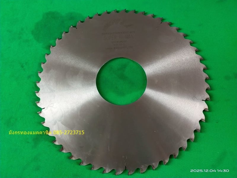 ใบเลื่อยวงเดือน ใบเลื่อยตัดไม้คาร์ไบด์ ยี่ห้อ KANEFUSA ขนาด 12 นิ้ว (305 มม.) รูใน 90 มม. หนา 2.5 มม. ฟันเลื่อย 50 ฟัน ตำหนิ 1 จุดตามภาพ  คาร์ไบด์ครบทุกฟัน ราคา 350 บาทไม่รวมส่ง มี 1 อัน