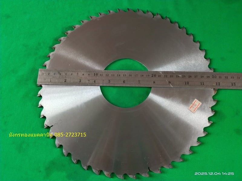 ใบเลื่อยวงเดือน ใบเลื่อยตัดไม้คาร์ไบด์ ยี่ห้อ KANEFUSA ขนาด 12 นิ้ว (305 มม.) รูใน 90 มม. หนา 2.5 มม. ฟันเลื่อย 50 ฟัน ตำหนิ 1 จุดตามภาพ  คาร์ไบด์ครบทุกฟัน ราคา 350 บาทไม่รวมส่ง มี 1 อัน