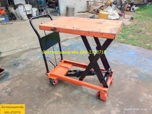 รถเข็นโต๊ะยกสูง  Table lift  รับน้ำหนักประมาณ 500 ก.ก. ขนาดหน้าโต๊ะ 50x81.5 ซม. ยกได้สูงจากพื้น 90 ซม.   ระบบไฮดรอลิกใช้งานได้ปกติ ลูกล้อลื่นดี  สภาพพร้อมใช้งาน  ราคา 5,500 บาทไม่รวมส่ง