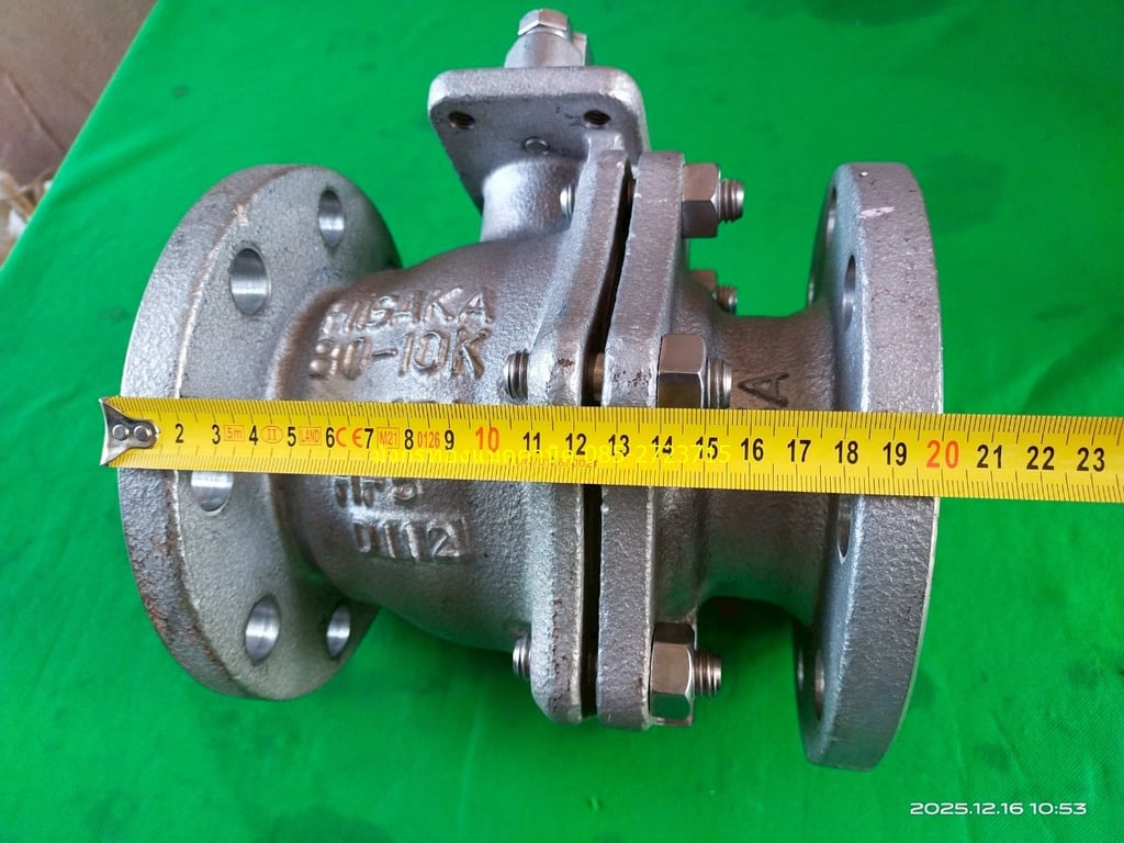 บอลวาล์วสแตนเลส HISAKA made in Japan ขนาด 3 นิ้ว สแตนเลสทั้งตัว สแตนเลสเกรด SCS13A คือ เหล็กกล้าไร้สนิมหล่อ (Cast Stainless Steel) ตามมาตรฐาน JIS (Japanese Industrial Standards) ซึ่งเป็นเกรดสแตนเลสที่ใช้การหล่อแบบ Lost-wax เพื่อให้ได้ชิ้นส่วนที่มีความแข็งแรงสูง ผิวละเอียด สวยงาม และทนการกัดกร่อนได บอลวาล์วสแตนเลส HISAKA made in Japan ขนาด 3 นิ้ว สแตนเลสทั้งตัว สแตนเลสเกรด SCS13A คือ เหล็กกล้าไร้สนิมหล่อ (Cast Stainless Steel) ตามมาตรฐาน JIS (Japanese Industrial Standards) ซึ่งเป็นเกรดสแตนเลสที่ใช้การหล่อแบบ Lost-wax เพื่อให้ได้ชิ้นส่วนที่มีความแข็งแรงสูง ผิวละเอียด สวยงาม และทนการกัดกร่อนได