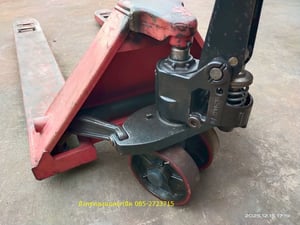 แฮนด์ลิฟท์  รถยกพาเลท ยกของได้ประมาณ 3 ตัน ขนาดกว้าง 68 ซม. ยาว 120 ซม. ล้อลื่นดี ล้อโพลียูรีเทน ยางยังสวย ยกได้สูง เข็นง่าย วงเลี้ยวแคบ เหล็กหนามาก สภาพดี ใช้งานได้ดีปกติ ราคา 3,900 บาทไม่รวมส่ง มีหน้าร้านอยู่เมืองนครสวรรค์