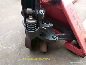 แฮนด์ลิฟท์  รถยกพาเลท ยกของได้ประมาณ 3 ตัน ขนาดกว้าง 68 ซม. ยาว 120 ซม. ล้อลื่นดี ล้อโพลียูรีเทน ยางยังสวย ยกได้สูง เข็นง่าย วงเลี้ยวแคบ เหล็กหนามาก สภาพดี ใช้งานได้ดีปกติ ราคา 3,900 บาทไม่รวมส่ง มีหน้าร้านอยู่เมืองนครสวรรค์