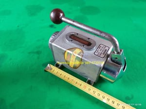 ปั๊มน้ำมันหล่อลื่นแบบมือโยก ยี่ห้อ SHOWA  รุ่น LA6  ขนาดกระป๋อง 0.25 ลิตร  มีช่องมองระดับน้ำมัน  กระป๋องอลูมิเนียมหนา แข็งแรง ปั๊มโยกยังใช้งานได้ปกติ ไม่มีท่อต่อออกมาด้านนอก ตัวละ 450 บาทไม่รวมส่ง มี 2 ตัว