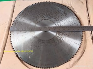 ใบเลื่อยวงเดือน ใบเลื่อยตัดไม้คาร์ไบด์ ยี่ห้อ KANEFUSA ขนาด 16 นิ้ว (405 มม.) รูใน 25.4 มม. หนา 2.5 มม. ฟันเลื่อย 120 ฟัน มีสนิมตามภาพ  คาร์ไบด์ครบทุกฟัน ราคา 950 บาทไม่รวมส่ง มี 1 อัน