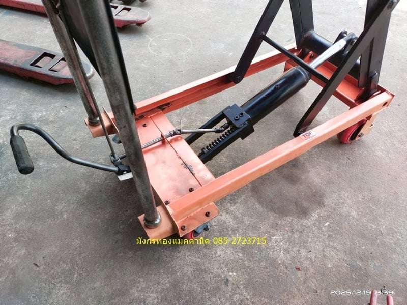 รถเข็นโต๊ะยกสูง  Table lift  รับน้ำหนักประมาณ 500 ก.ก. ขนาดหน้าโต๊ะ 50x81.5 ซม. ยกได้สูงจากพื้น 90 ซม.   ระบบไฮดรอลิกใช้งานได้ปกติ ลูกล้อลื่นดี  สภาพพร้อมใช้งาน  ราคาตัวละ 5,500 บาทไม่รวมส่ง มี 4 ตัว