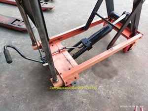 รถเข็นโต๊ะยกสูง  Table lift  รับน้ำหนักประมาณ 500 ก.ก. ขนาดหน้าโต๊ะ 50x81.5 ซม. ยกได้สูงจากพื้น 90 ซม.   ระบบไฮดรอลิกใช้งานได้ปกติ ลูกล้อลื่นดี  สภาพพร้อมใช้งาน  ราคาตัวละ 5,500 บาทไม่รวมส่ง มี 4 ตัว