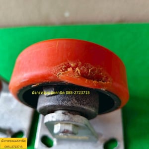 ลูกล้อโพลียูรีเทน ขนาด 4 นิ้ว ล้อหมุนมีเบรก 2 ล้อ โครงล้อหนามาก แข็งแรง รับน้ำหนักได้ดี ยางยังสภาพดี มีรอยการใช้งานตามภาพ ชุดละ 750 บาทไม่รวมส่ง มี 4 ชุด