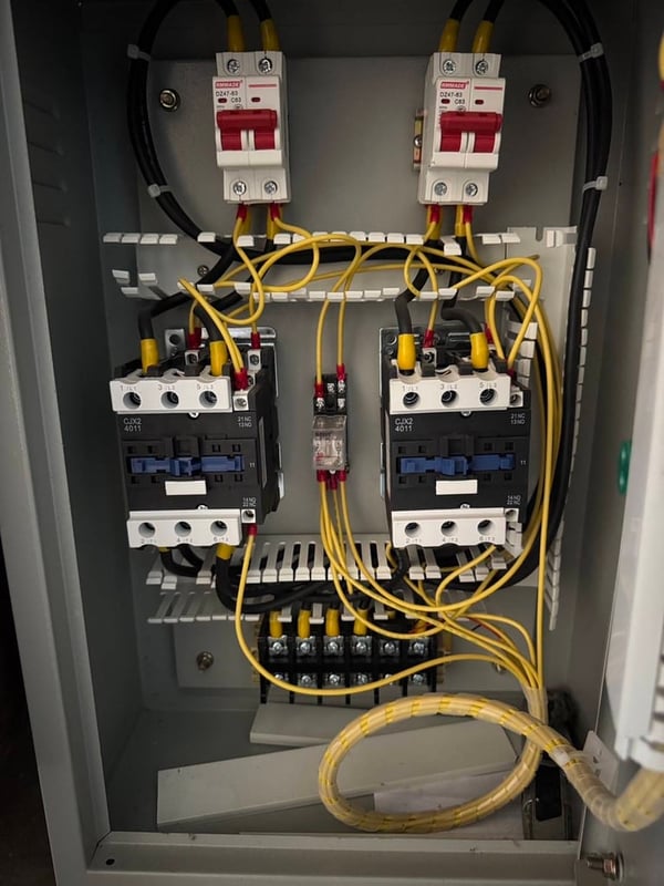 ตู้คอนโทรล มีอุปกรณ์ตามภาพ ของใหม่  ยังไม่ได้ใช้งาน 3,500 บาทไม่รวมส่ง