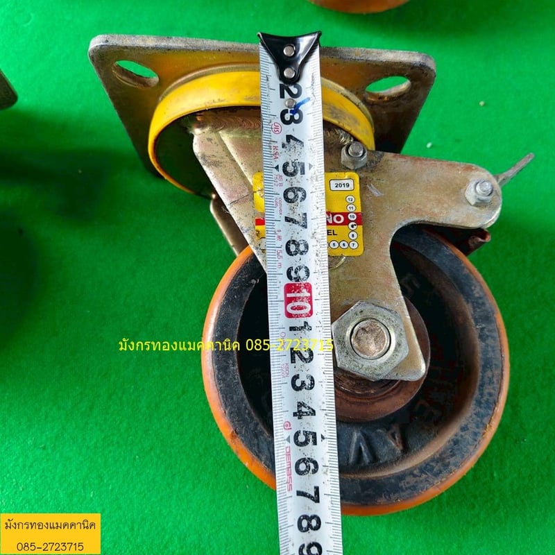 ลูกล้อโพลียูรีเทน ขนาด 5 นิ้ว ล้อหมุนมีเบรก 2 ล้อ โครงล้อหนามาก แข็งแรง รับน้ำหนักได้ดี ยางยังสภาพดี มีรอยการใช้งาน ล้อคนละรุ่น ความสูงล้อต่างกันบ้าง ชุดละ 850 บาทไม่รวมส่ง มี 1 ชุด