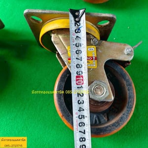 ลูกล้อโพลียูรีเทน ขนาด 5 นิ้ว ล้อหมุนมีเบรก 2 ล้อ โครงล้อหนามาก แข็งแรง รับน้ำหนักได้ดี ยางยังสภาพดี มีรอยการใช้งาน ล้อคนละรุ่น ความสูงล้อต่างกันบ้าง ชุดละ 850 บาทไม่รวมส่ง มี 1 ชุด