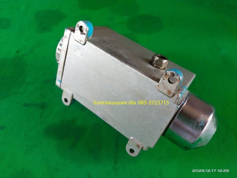 ปั๊มน้ำมันหล่อลื่นแบบมือโยก ยี่ห้อ LY    ขนาดกระป๋อง 1 ลิตร  มีช่องมองระดับน้ำมัน  กระป๋องอลูมิเนียมหนา แข็งแรง ปั๊มโยกยังใช้งานได้ปกติ ช่องน้ำมันออกด้านข้างกระป๋อง ตัวละ 600 บาทไม่รวมส่ง มี 2 ตัว