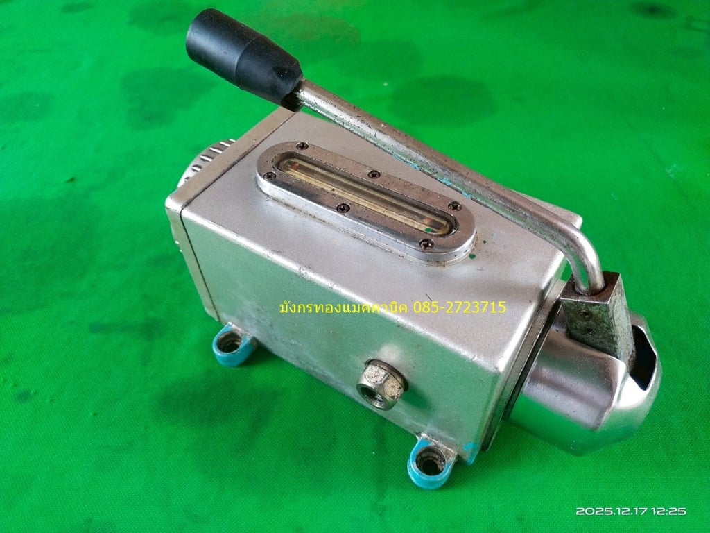 ปั๊มน้ำมันหล่อลื่นแบบมือโยก ยี่ห้อ LY ขนาดกระป๋อง 1 ลิตร มีช่องมองระดับน้ำมัน กระป๋องอลูมิเนียมหนา แข็งแรง ปั๊มโยกยังใช้งานได้ปกติ ช่องน้ำมันออกด้านข้างกระป๋อง ตัวละ 600 บาทไม่รวมส่ง มี 2 ตัว ปั๊มน้ำมันหล่อลื่นแบบมือโยก ยี่ห้อ LY ขนาดกระป๋อง 1 ลิตร มีช่องมองระดับน้ำมัน กระป๋องอลูมิเนียมหนา แข็งแรง ปั๊มโยกยังใช้งานได้ปกติ ช่องน้ำมันออกด้านข้างกระป๋อง ตัวละ 600 บาทไม่รวมส่ง มี 2 ตัว