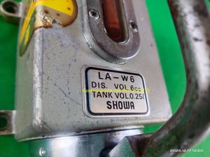 ปั๊มน้ำมันหล่อลื่นแบบมือโยก ยี่ห้อ SHOWA  รุ่น LA6  ขนาดกระป๋อง 0.25 ลิตร  มีช่องมองระดับน้ำมัน  กระป๋องอลูมิเนียมหนา แข็งแรง ปั๊มโยกยังใช้งานได้ปกติ ไม่มีท่อต่อออกมาด้านนอก ตัวละ 450 บาทไม่รวมส่ง มี 2 ตัว