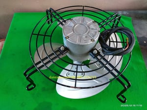 พัดลมระบายอากาศ ขนาด 16 นิ้ว  ใช้ไฟสามเฟส 220 380V ใบพัดอลูมิเนียม ลมแรงปานกลาง  สภาพสวย ราคา 1,200 บาทไม่รวมส่ง