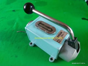 ปั๊มน้ำมันหล่อลื่นแบบมือโยก ยี่ห้อ SHOWA  รุ่น LA6  ขนาดกระป๋อง 0.25 ลิตร  มีช่องมองระดับน้ำมัน  กระป๋องอลูมิเนียมหนา แข็งแรง ปั๊มโยกยังใช้งานได้ปกติ ตัวละ 500 บาทไม่รวมส่ง มี 3 ตัว