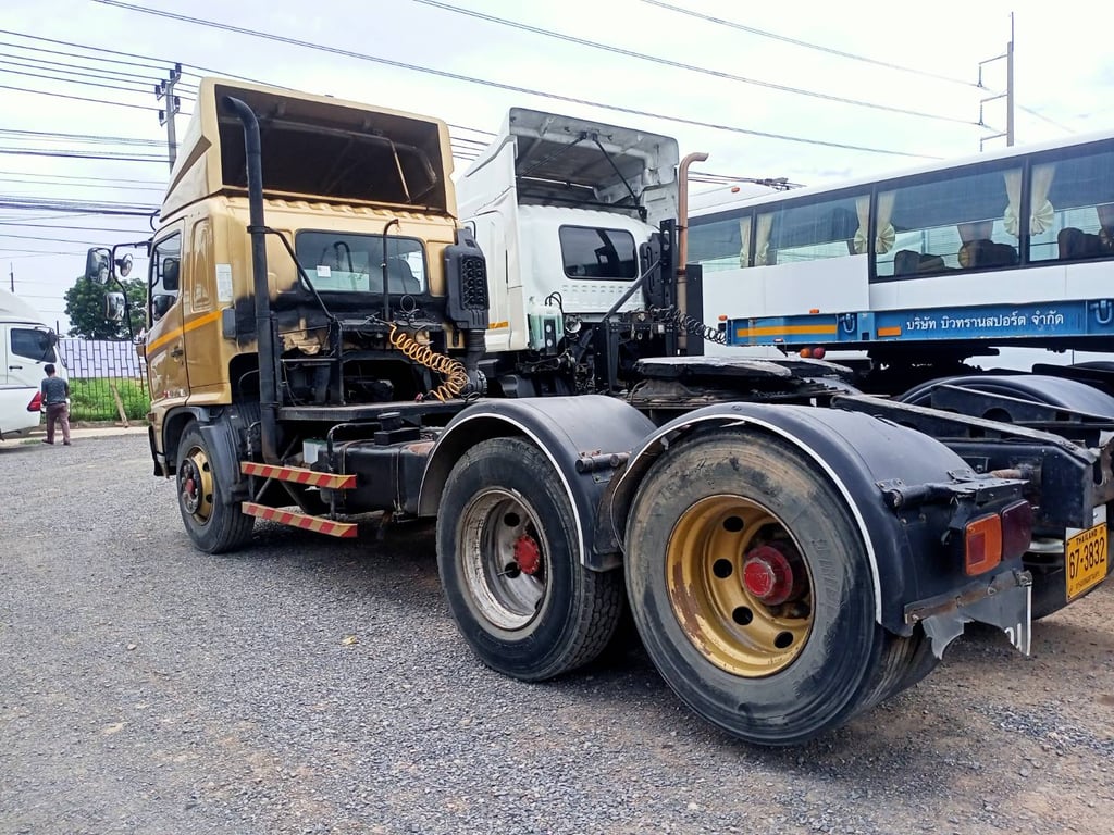 HINO FG 212แรงม้า รถบรรทุก 6ล้อ หัวลาก ปี 2548