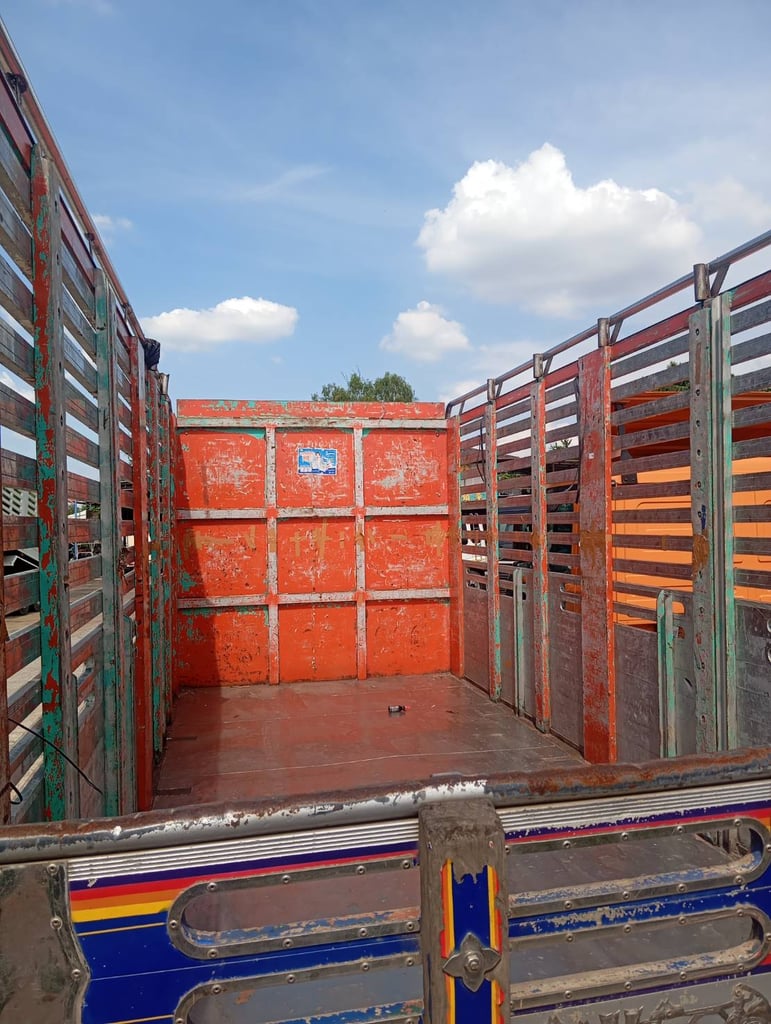 HINO FL 212แรงม้า รถบรรทุก 10ล้อ กระบะคอกสูง ปี2557 HINO FL 212แรงม้า รถบรรทุก 10ล้อ กระบะคอกสูง ปี2557