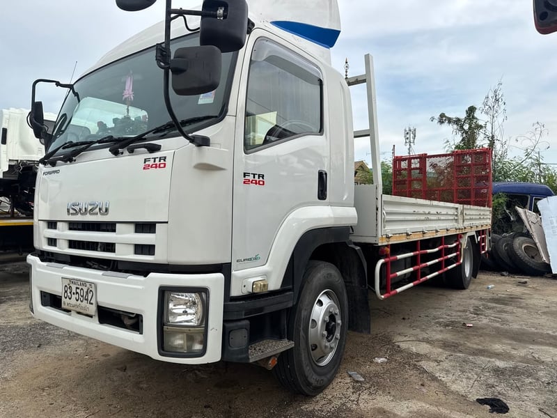 ISUZU FTR 240แรงม้า รถบรรทุก 6ล้อ กระบะเหล็ก ปี2556