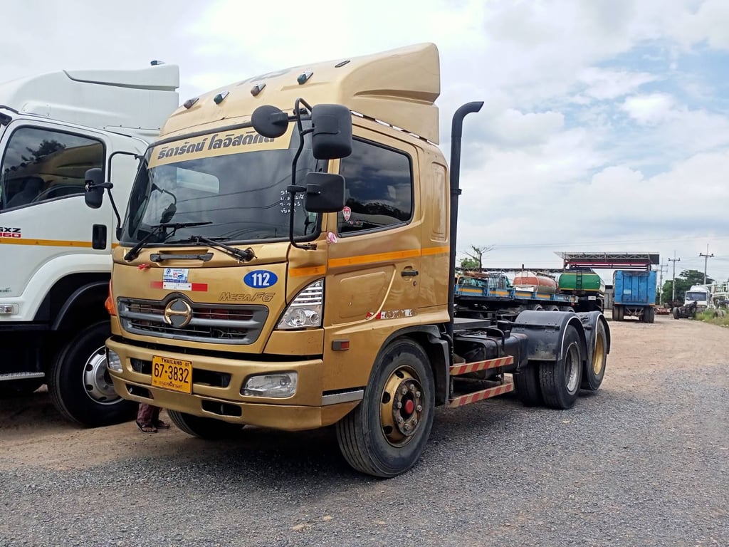 HINO FG 212แรงม้า รถบรรทุก 6ล้อ หัวลาก ปี 2548