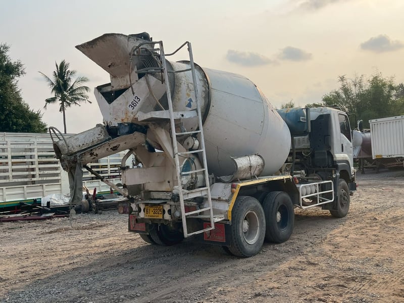 ISUZU FXZ 360แรงม้า รถบรรทุก 10ล้อ โม่ผสมปูน ปี2013 เลขไมล์ 203,164 กม.