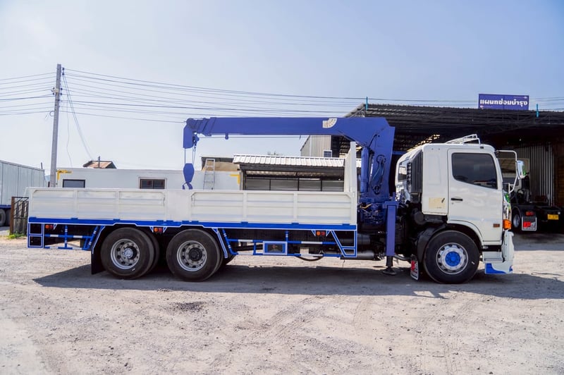HINO FL 260แรงม้า รถบรรทุก 10ล้อ กระบะเหล็กติดเครน ปี2018 เลขไมล์ 256,862 กม.